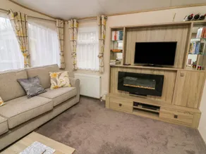 Family-friendly cottage with garden & pool - Image 3