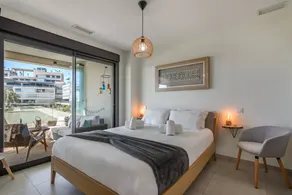 Appartement avec jardin, terrasse et piscine - Image 5