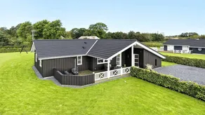Spacious holiday home with sauna, garden & jacuzzi - Image 4