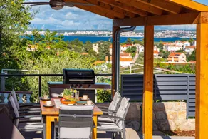 House with garden, private pool & BBQ - Image 2