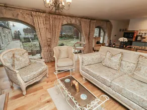 Family-friendly cottage with garden - Image 4