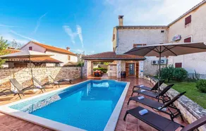 Alojamiento con piscina, jardín y barbacoa | Vistas a la piscina - Image 4