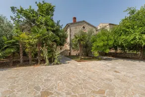 Holiday home with barbeque & garden - Image 2
