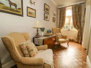 Cottage with garden & jacuzzi - Image 2