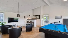Ample holiday home with pool, sauna & jacuzzi - Image 4