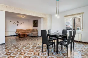Appartement de vacances avec internet haut débit, terrasse et piscine | Vue ville - Image 3