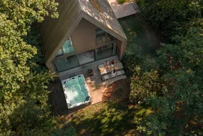 Enjoy a luxury vacation in the Lodge with Jacuzzi, accommodating 8 guests, set in a serene forest edge location. - Image 3