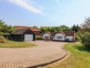 Cottage with garden - Image 2