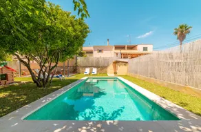 Casa apta para familias con piscina privada, jardín y barbacoa | Vistas al jardín - Image 2