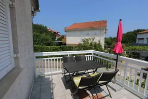 Apartment with barbecue & garden - Image 4