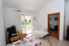 Flat with terrace, garden & BBQ - Image 3