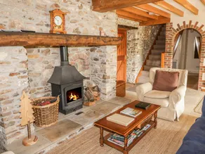 Cottage with barbecue & garden - Image 4