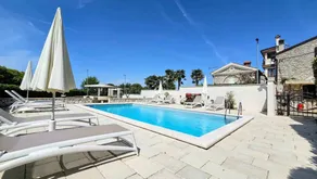 Apartment mit Pool, Terrasse und Garten - Image 2