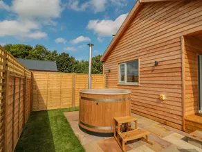 Cottage with garden & jacuzzi - Image 2