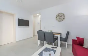 Family-friendly apartment with terrace, barbeque & garden - Image 5