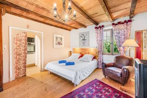 Holiday Home 'Les Hortensias' with Private Terrace, Balcony and Wi-Fi - Image 4