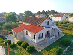 Apartment with garden & terrace - Image 2
