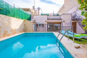 Children-friendly villa with terrace, barbecue & private pool - Image 2