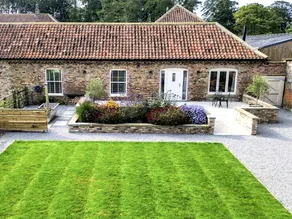 Cottage with garden & jacuzzi - Image 2