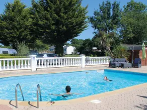 Bungalow avec terrasse, barbecue et piscine chauffée | Vue jardin - Image 2