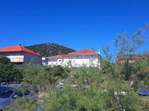 Holiday apartment with garden - Image 4