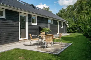 Holiday home with garden, terrace & jacuzzi - Image 2