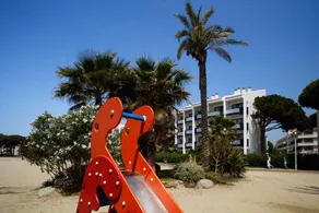 Flat with terrace & pool - Image 3