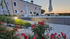 Spacious apartment in villa with pool overlooking the rolling hills - Image 2