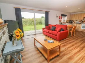 Children-friendly lovely cottage with garden, pool & hot tub - Image 3