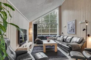 Children-friendly holiday home with private pool, barbeque & jacuzzi | Dogs allowed - Image 3