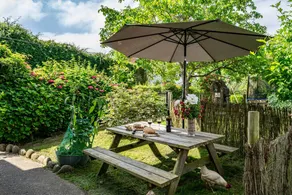 Casa con terrazza, piscina riscaldata e giardino | Vista sul giardino - Image 4