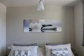 In panoramischer Lage, modernes Apartment im ersten Stock einer neuen Residenz mit SPA. Große Fenster rahmen die einzigartige Landschaft des Comer Sees. Dieses Apartment verfügt über eine schöne Terrasse mit Tisch, Stühlen und Sofa. Das Wohnzimmer ist ein - Image 4