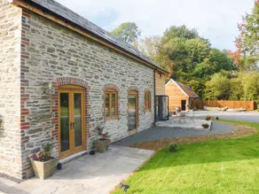 Family-friendly pleasant cottage with hot tub, barbeque & garden - Image 3