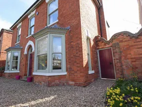 Cottage with garden - Image 2