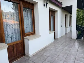 Podium Holiday Home with Mountain Views, Balcony, and Wi-Fi - Image 2