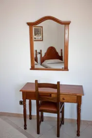 Habitación en casa de familia con piscina y terraza - Image 3
