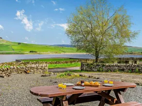 Cottage with BBQ & garden | Water view - Image 3