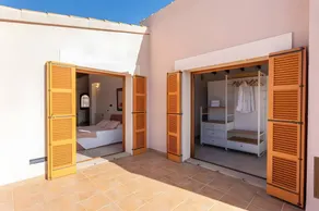 Fully equipped ample villa with jacuzzi, terrace & private pool | Garden view | Perfect for remote work - Image 4