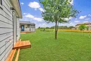 Charming Cottage with Spacious Backyard - Cozy Hill Country Retreat - Image 4