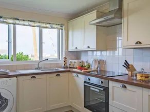 Cottage with garden & barbecue | Sea view - Image 3