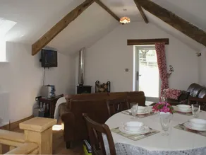 Cottage with BBQ & garden - Image 4