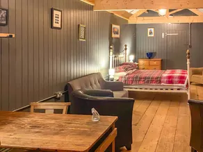 Cottage with garden | River view - Image 2