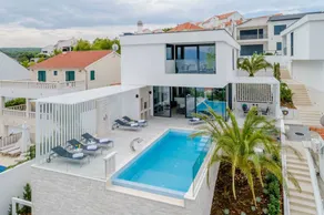 Villa with garden, private pool & terrace | City view | Beach nearby | Suitable for remote work - Image 3