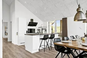 House with hot tub, BBQ & terrace - Image 3