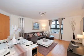 Apartment with hot tub & garden - Image 3