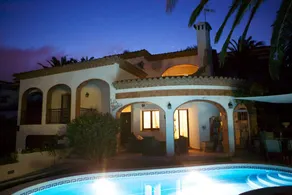 Villa avec piscine privée, terrasse et jardin - Image 5