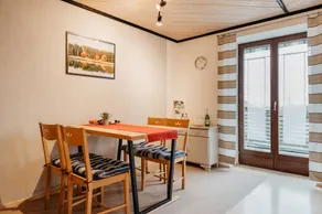Wohnung mit Pool, Terrasse und Garten - Image 3