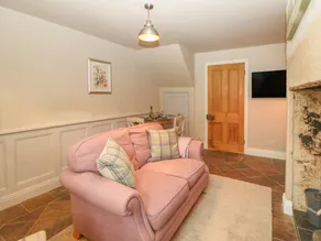 Fully equipped lovely cottage with terrace & garden - Image 2