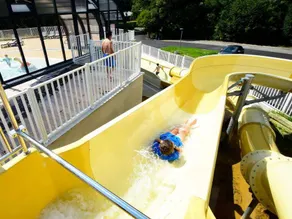 Tente adaptée aux familles avec terrasse et piscine chauffée - Image 2