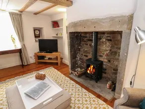 Child-friendly lovely cottage with terrace - Image 2